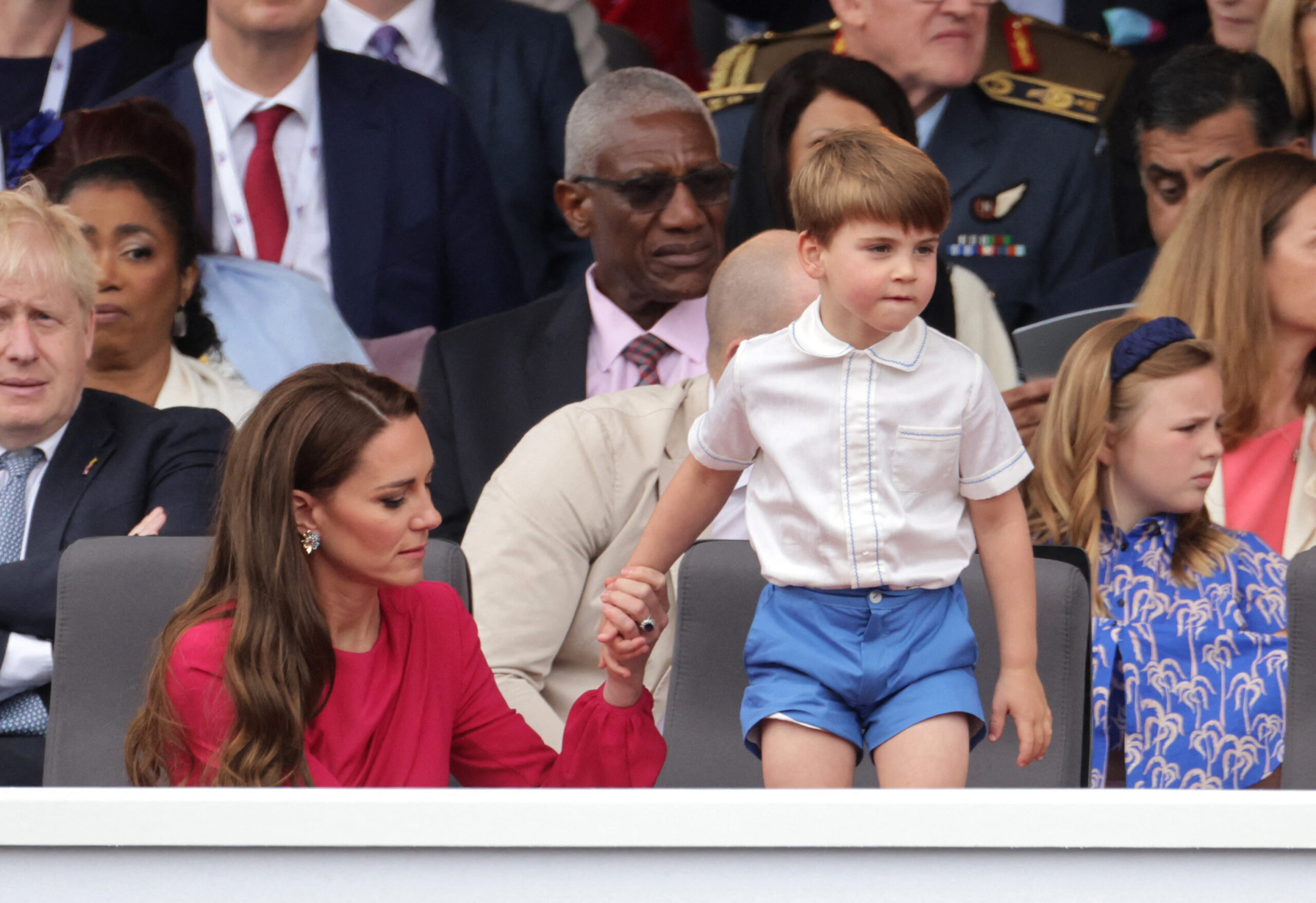 BRITAIN-ROYALS-QUEEN-JUBILEE Britain's Catherine, Duchess of Cambridge, holds the hand of her son Britain's Prince Louis of Cambridge as he stands up during the Platinum Pageant in London on June 5, 2022 as part of Queen Elizabeth II's platinum jubilee celebrations. The curtain comes down on four days of momentous nationwide celebrations to honour Queen Elizabeth II's historic Platinum Jubilee with a day-long pageant lauding the 96-year-old monarch's record seven decades on the throne. (Photo by Chris Jackson / POOL / AFP) (Photo by CHRIS JACKSON/POOL/AFP via Getty Images)