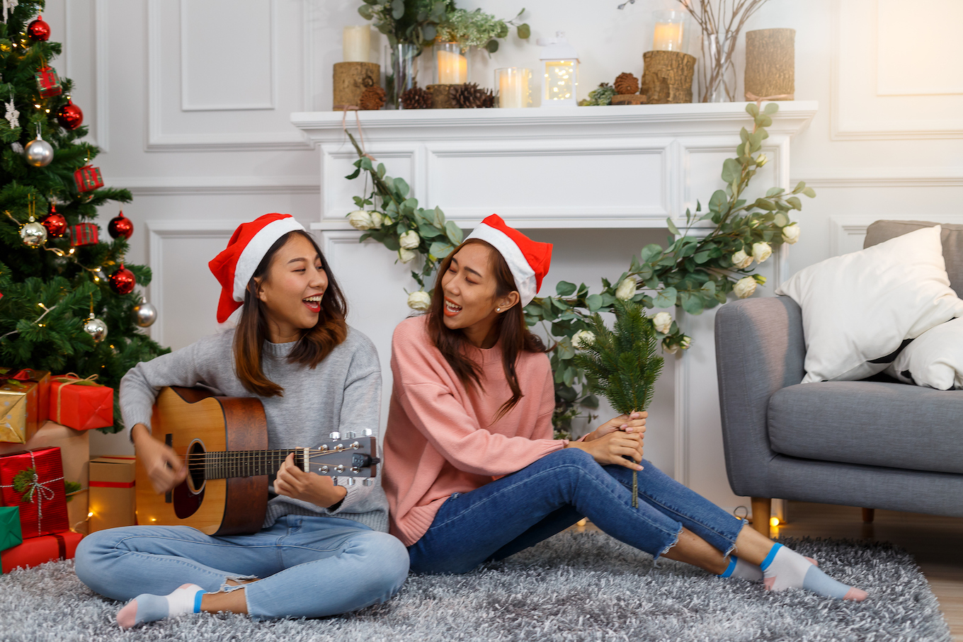 Women singing on Christmas Women singing on Christmas